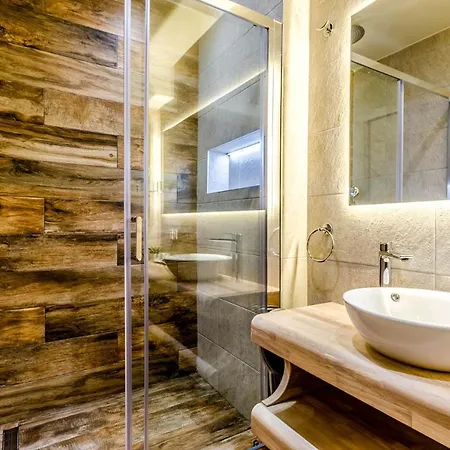 Villa Medvinjak Sleeps 8 With Pool Air Con And Wifi *