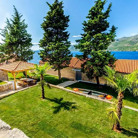Villa Medvinjak Sleeps 8 With Pool Air Con And Wifi