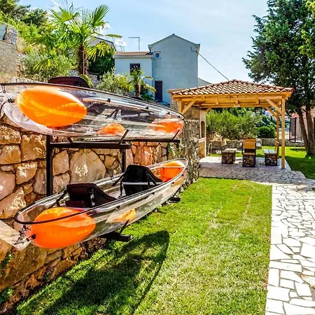 Villa Medvinjak Sleeps 8 With Pool Air Con And Wifi *