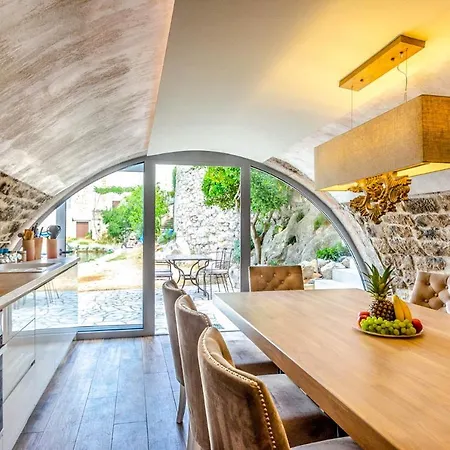 Villa Medvinjak Sleeps 8 With Pool Air Con And Wifi *